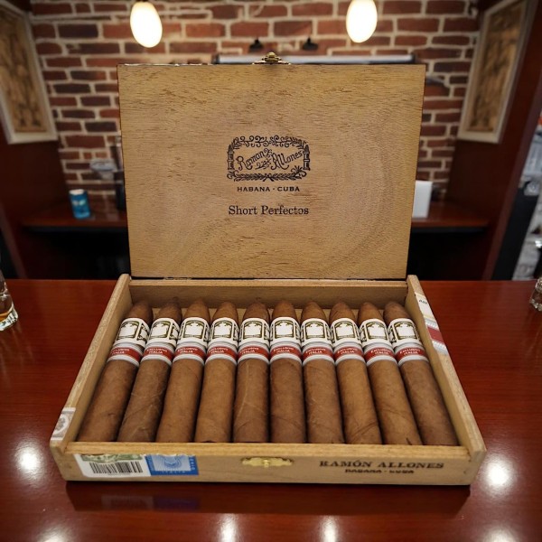 RAMON ALLONES SHORT PERFECTOS ER ITALIA / 10'S — Rhein 1905