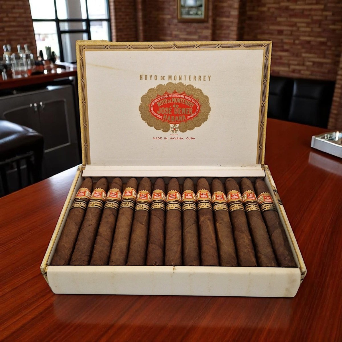 HOYO DE MONTERREY PIRAMIDES EL 2003 - BOX 25'S — Rhein 1905