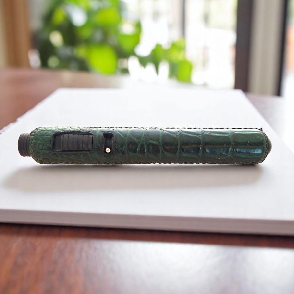 RHEIN LIGHTER WITH CROCODILE LEATHER GREEN — Rhein 1905