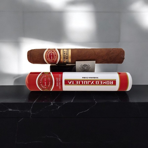 ROMEO Y JULIETA SHORT CHURCHILLS TUBOS CARDBOX /3 — Rhein 1905