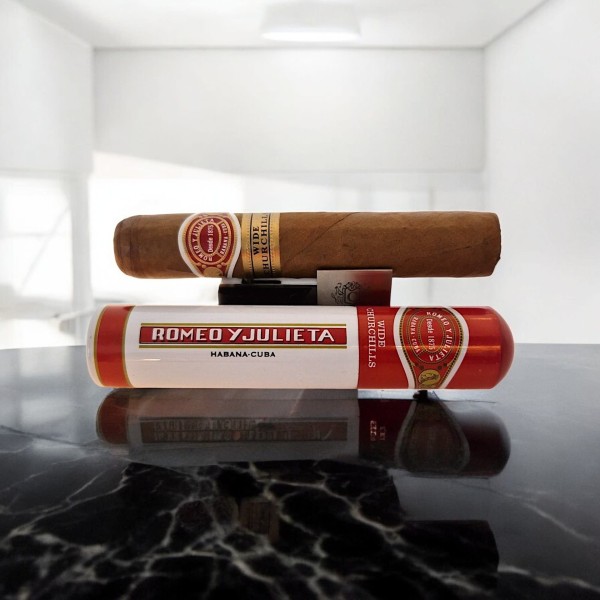 ROMEO Y JULIETA WIDE CHURCHILL TUBOS CARDBOX /3 — Rhein 1905